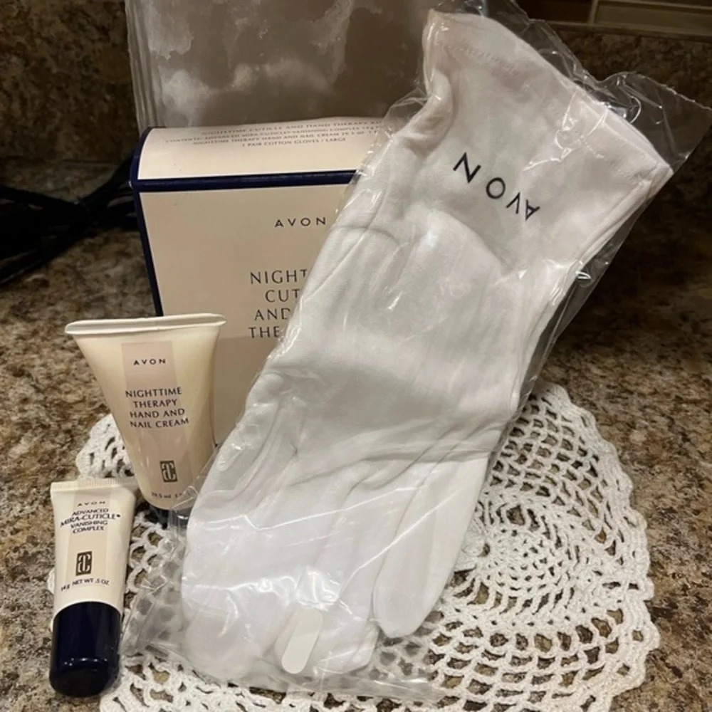 Avon Nighttime Cuticle and Hand Therapy Kit NIB